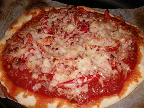 PIZZA AUX LARDONS ET POIVRONS