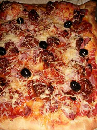 PIZZA CHORIZO ET TOMATES CONFITES