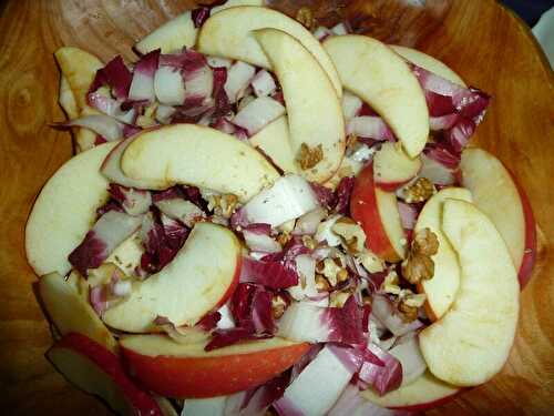 SALADE DE TREVISE AUX POMMES ET AUX NOIX