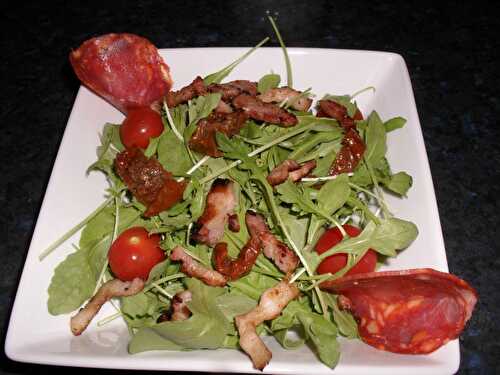 SALADE MESCLUN AU CHORIZO ET TOMATES SECHEES