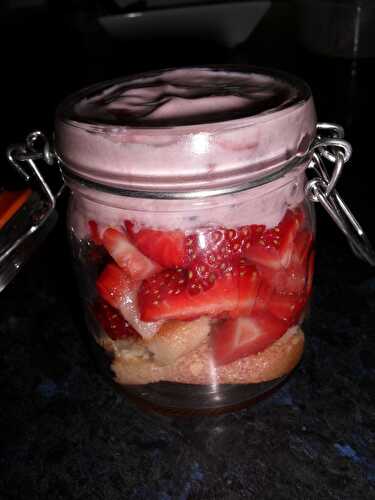 VERRINE AUX FRAISES SUR BISCUIT