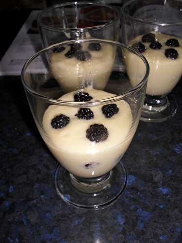 VERRINE AUX MURES ET A LA MOUSSE DE CHOCOLAT BLANC