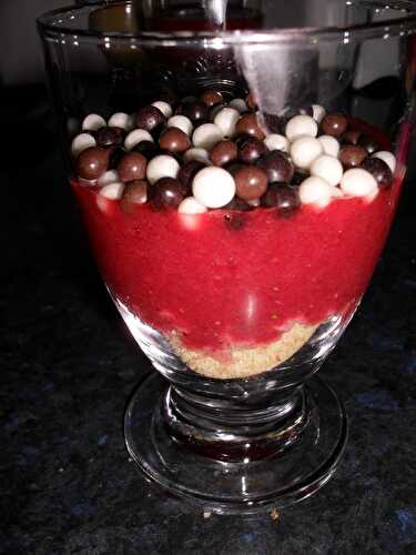 VERRINE DE FAISSELLE AUX FRUITS ROUGES