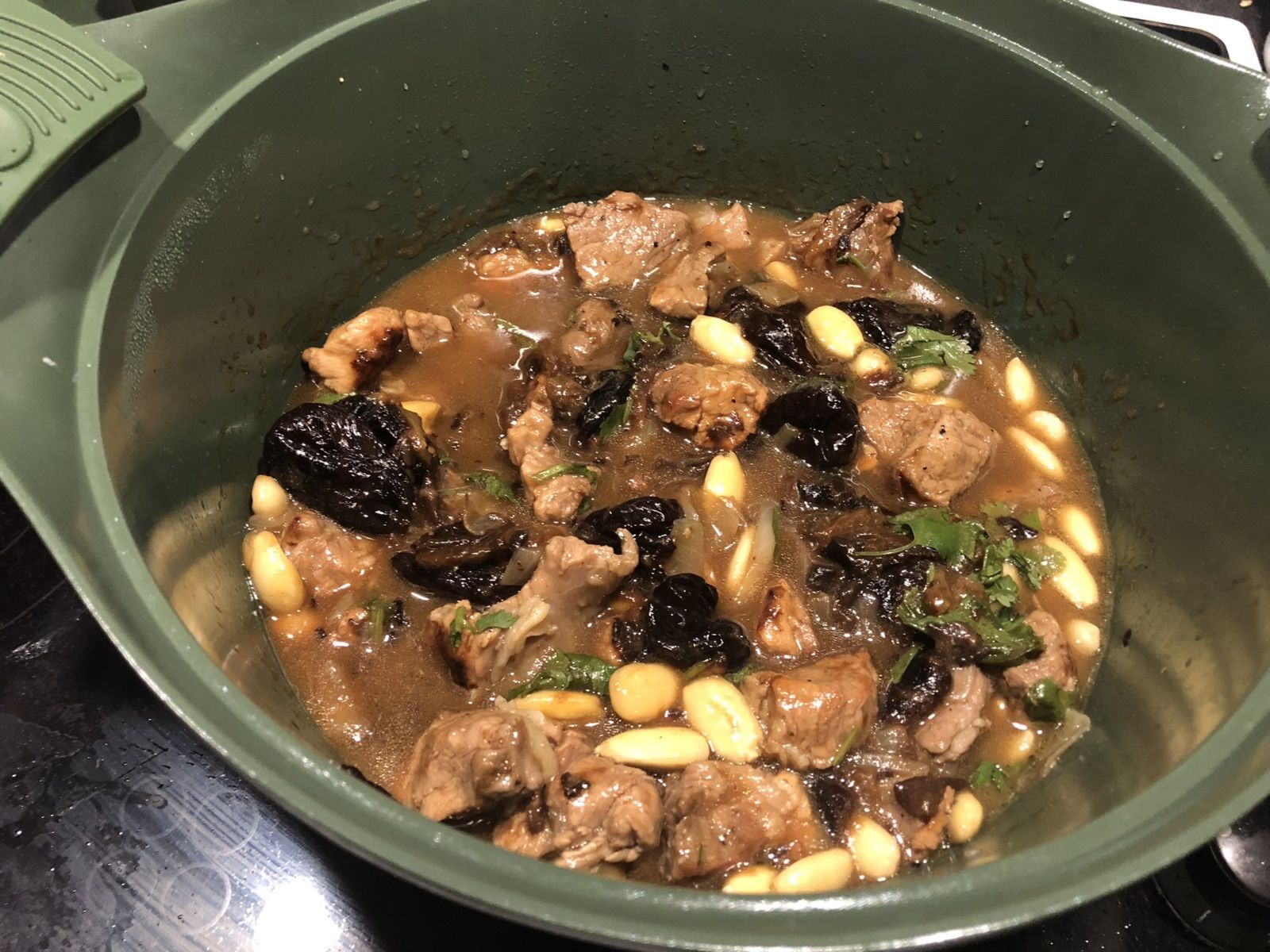 SAUTE DE PORC AUX PRUNEAUX ET AMANDES