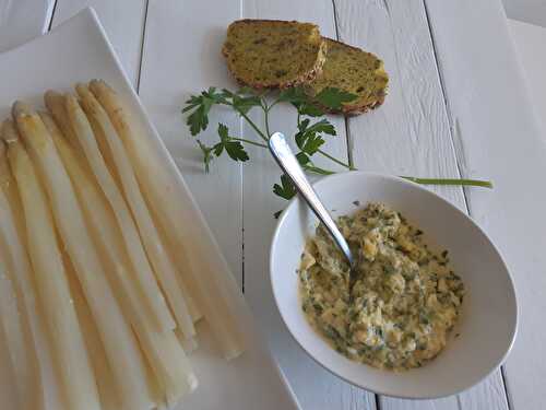 Asperges et leur sauce aux œufs durs