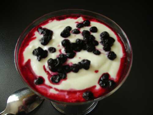 Fromage blanc aux myrtilles et coulis de cassis