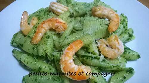 Pâtes aux crevettes et pesto de fanes de radis