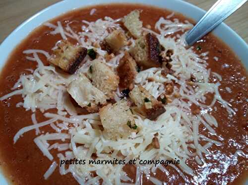 Soupe de tomates et croûtons à l’ail