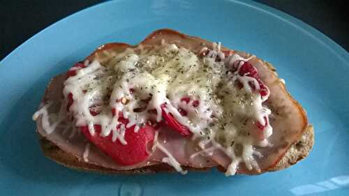 Tartines au pistou, coppa et piquillos