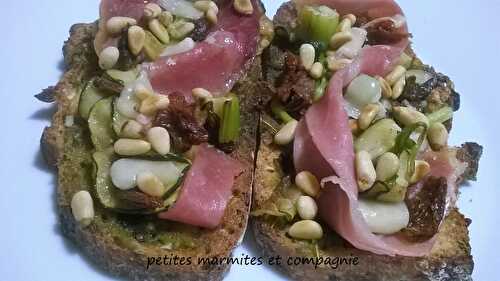 Tartines aux légumes et jambon cru