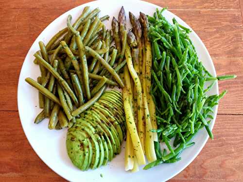 Assiette monochrome de légumes verts en salade