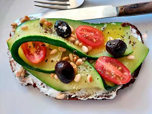 Tartine courgette chèvre pignons