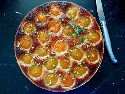 Tarte aux abricots pistache et romarin