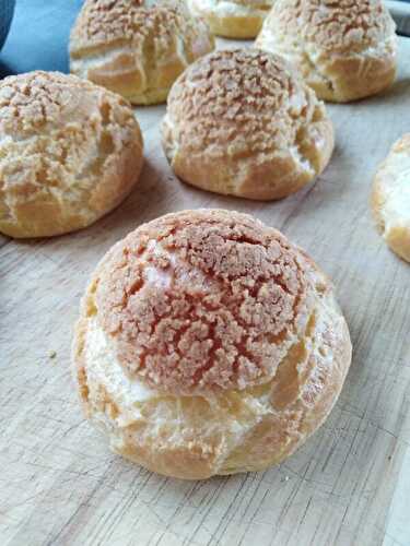 Choux craquelins à la crème praliné.