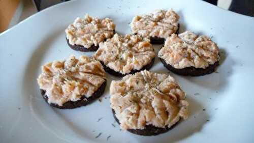 Amuse bouche - pain pumpernickel avec rillettes de truites