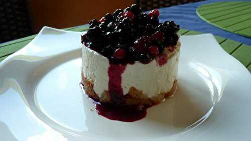 Petites charlottes au fromage blanc parsemées de fruits rouges