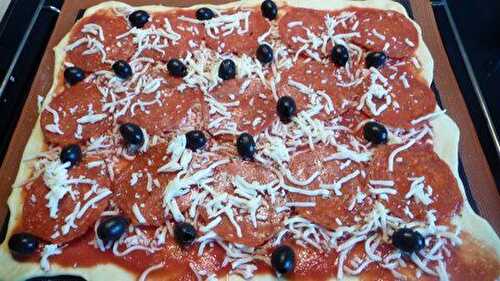 Pizza chorizo olive mozzarella