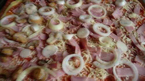 Pizza jambon, oignons