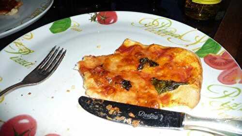 Pizza tomate mozzarella basilic .........