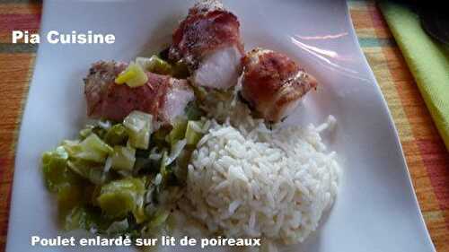 Poulet enlardé sur lit de poireaux