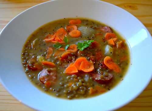 Lentilles vertes à la saucisse fumée