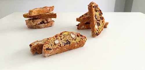 Cantuccini aux noisettes, aux amandes, aux pistaches et aux pépites de chocolat noir