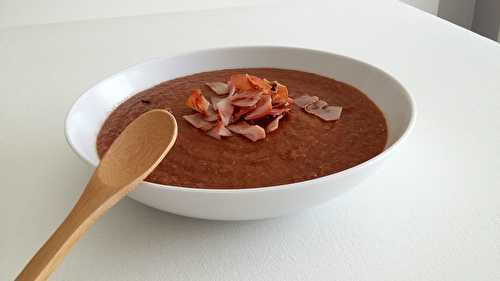 Potage aux lentilles, carottes, tomates et bacon