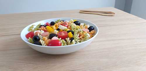 Salade de pâtes, tomates cerises, poivron, olives et knacky