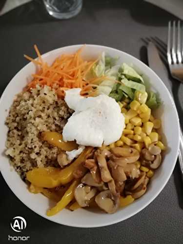 Salade bowl oeuf poché quinoa, légumes et champignons
