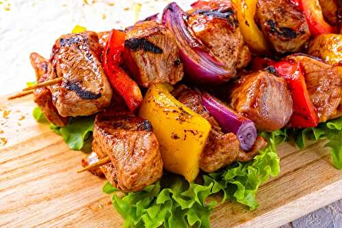 Brochettes de viande et légumes au four