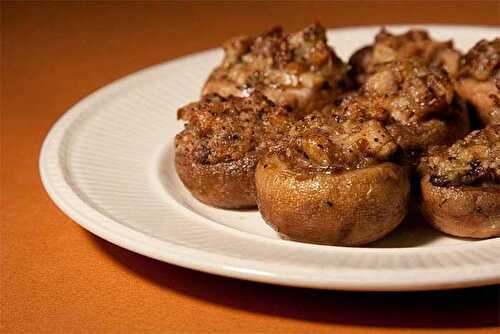 Champignons farcis à la viande cuits au four