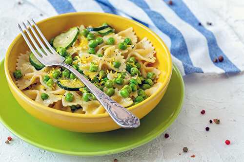 Farfalles aux courgettes, petits pois et jambon