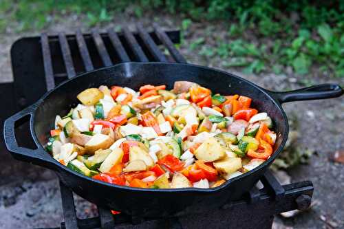 Légumes d'été et pommes de terre sautées à la poêle