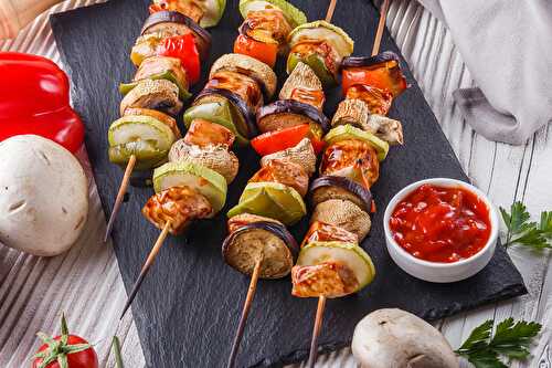 Manger sain et équilibré : Brochettes de viande et légumes au four