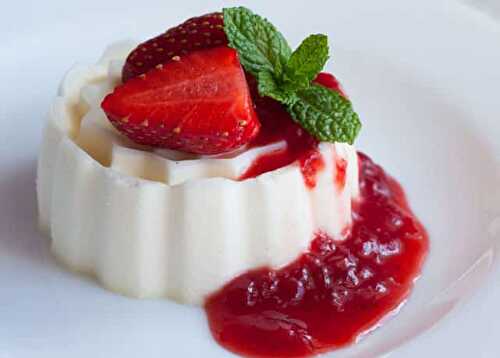 Panna Cotta Légère au Coulis de Fraises