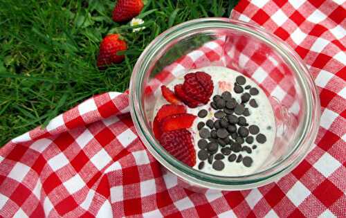 Porridge d'été aux fraises et pépites de chocolat