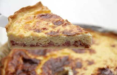 Quiche Lorraine avec saucisse, jambon et fromage