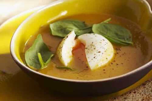 Soupe aux légumes aux oeufs mollets