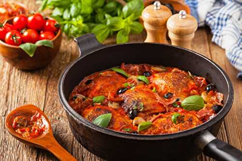 Tendre morceaux de poulet étouffée dans une riche crème de tomate