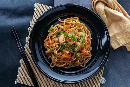 Wok de légumes au poulet et nouilles