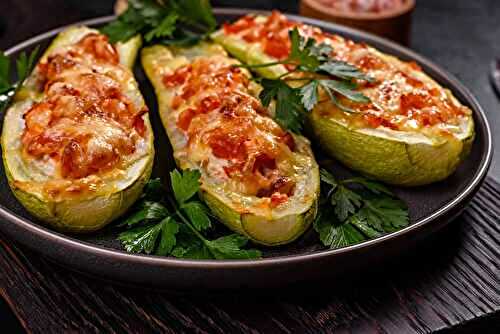 Courgettes farcies à la viande, légumes et fromage