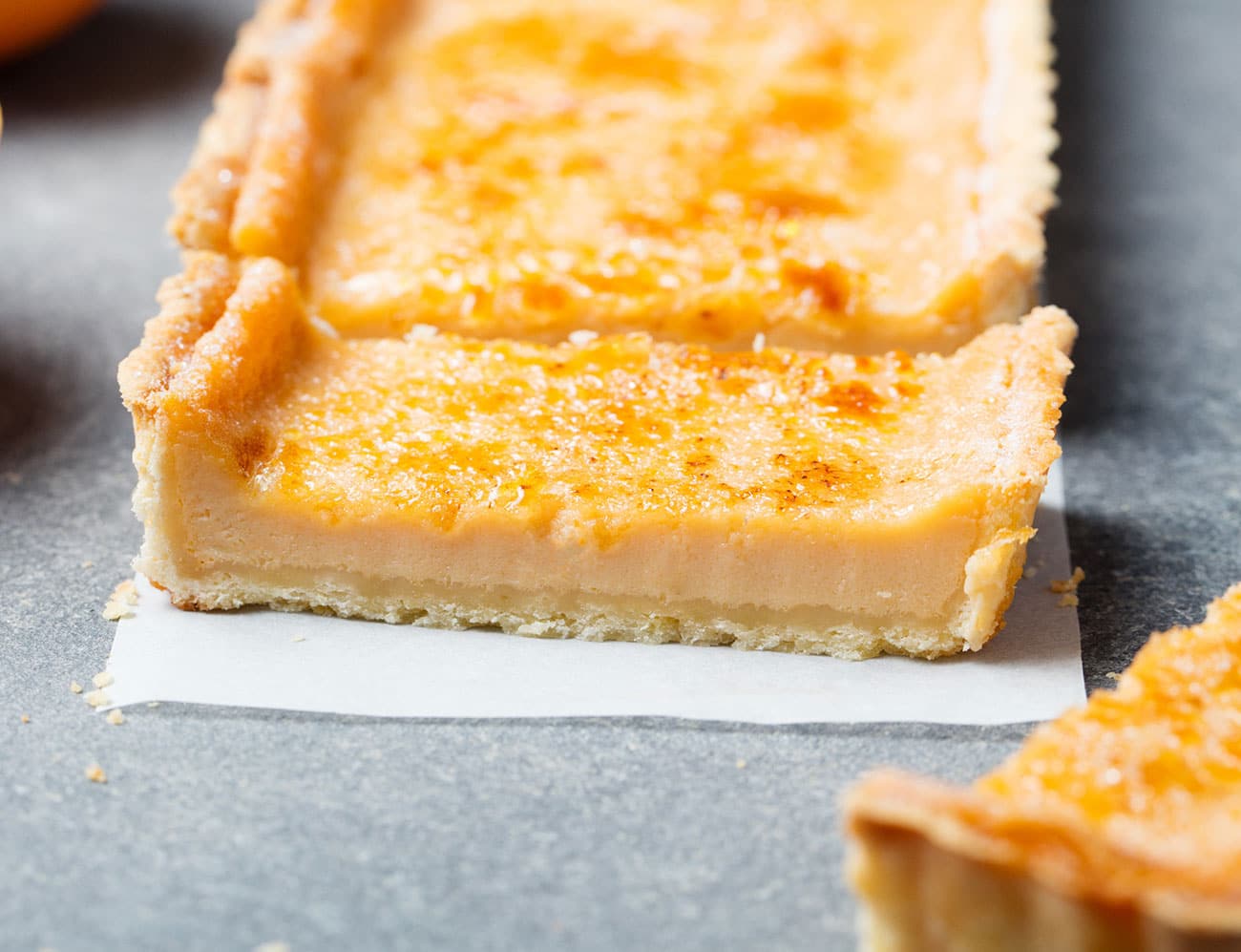 Le meilleur des deux mondes : la tarte et la crème brûlée s'allient dans ce dessert gourmand