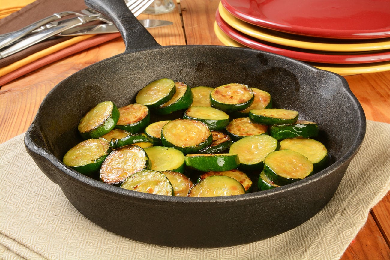 Recette Rapide pour un Dîner Parfait : Courgettes Poêlées à la Sauce Épicée