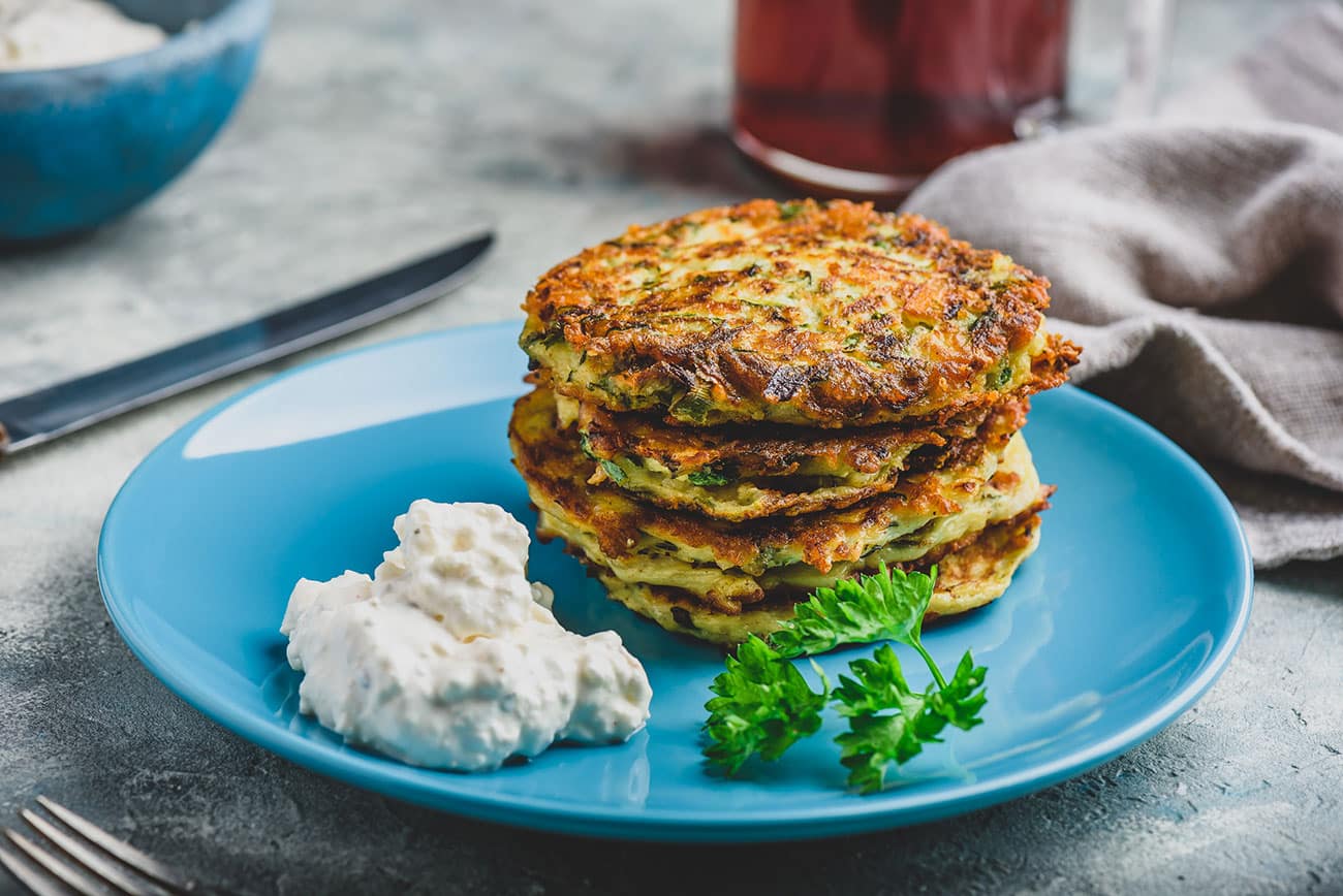 Changez votre routine avec ces röstis de courgette et leur sauce au parmesan