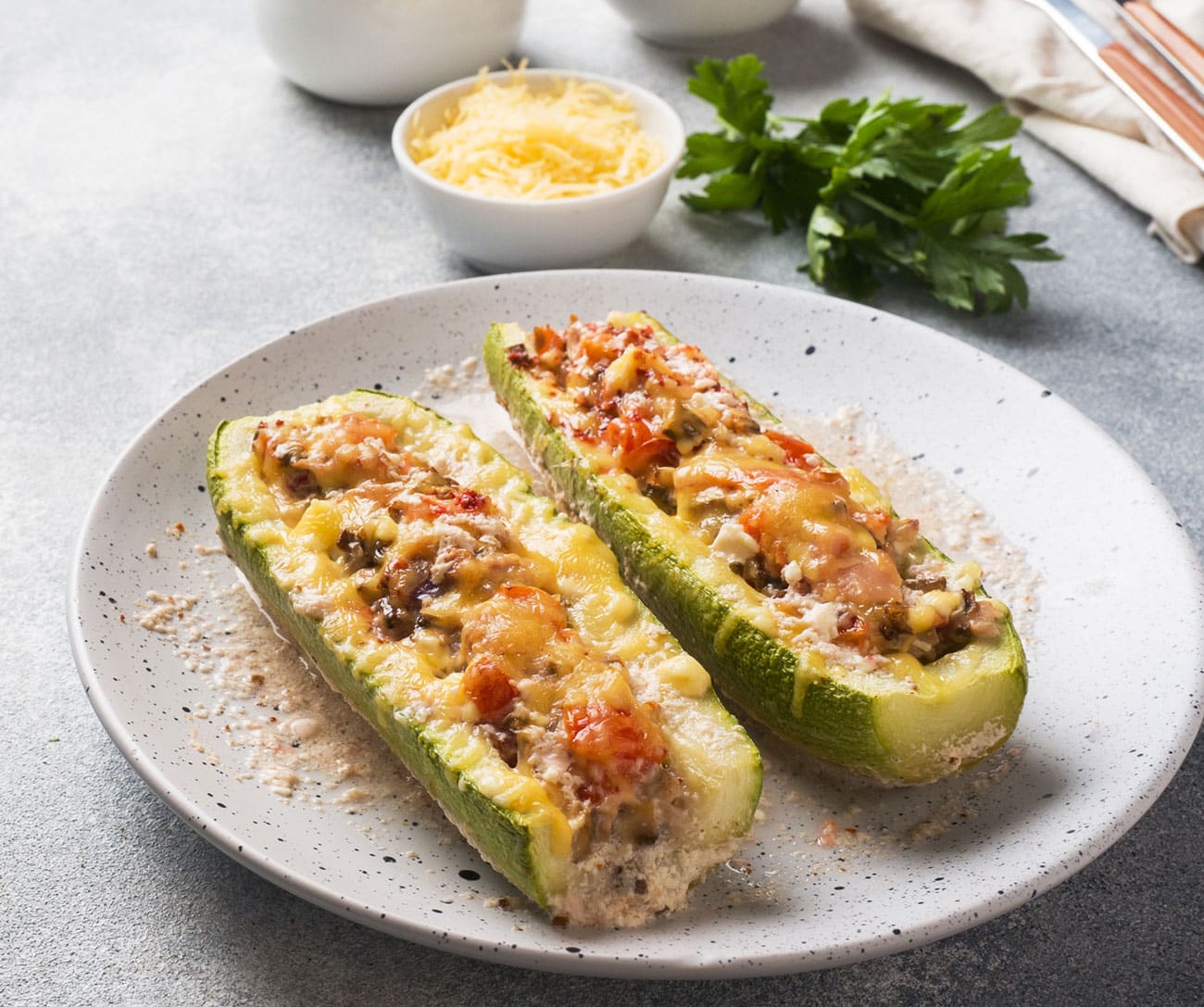 Courgettes farcies au poulet et légumes, un régal estival