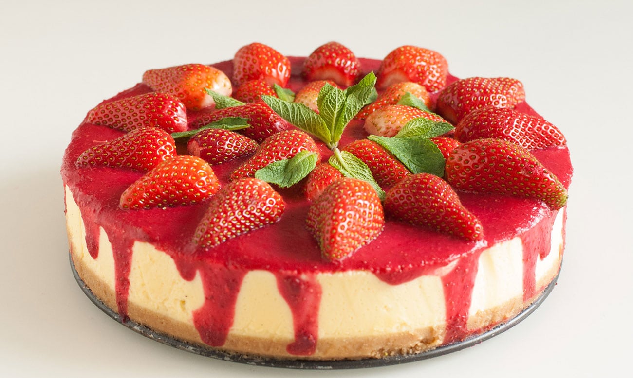 Gâteau au fromage, spéculoos, fraises et coulis