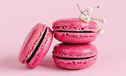 Macarons à la fraise à la ganache de chocolat