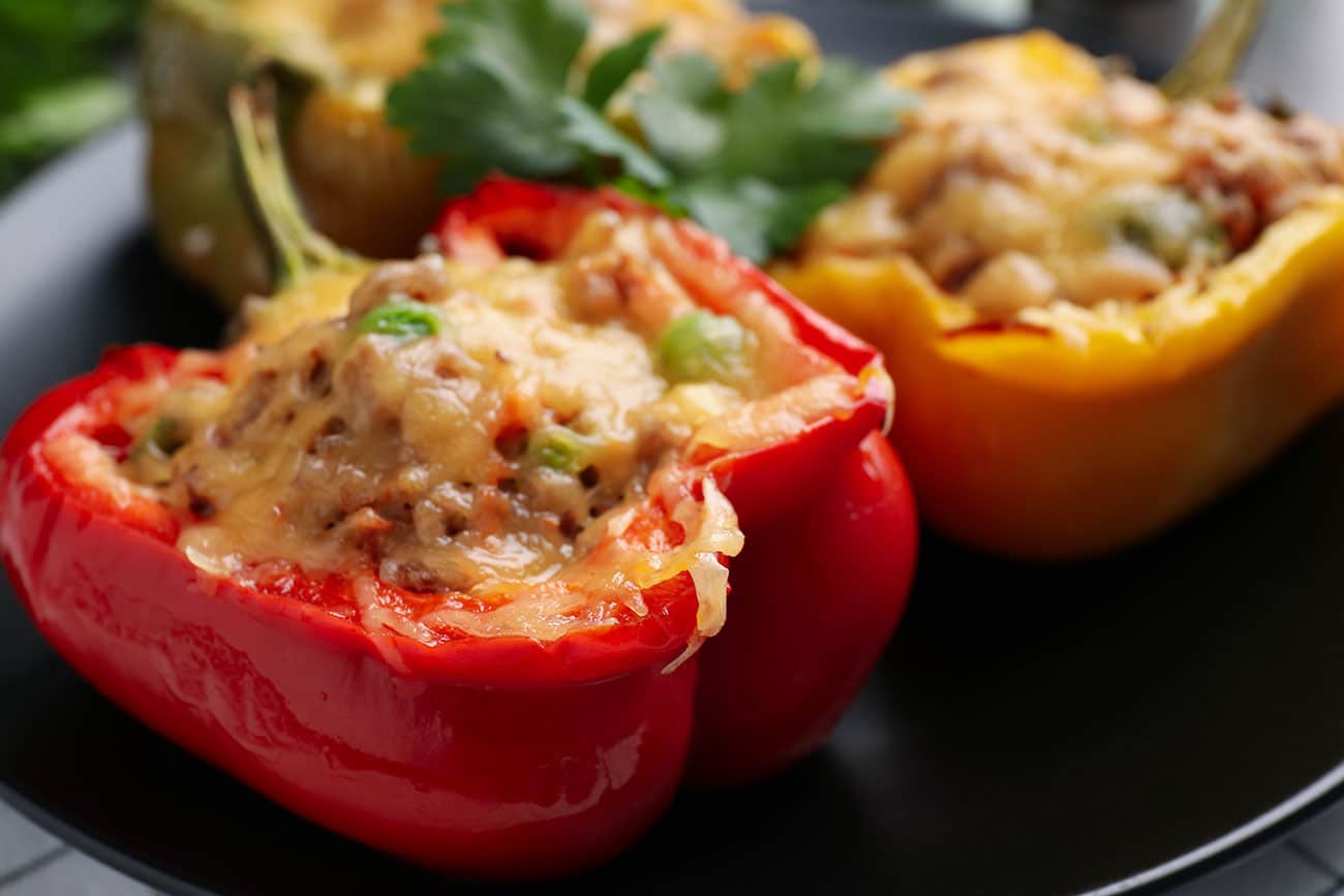 Poivrons farcis à la viande hachée gratinés au four