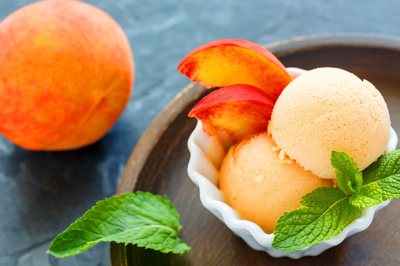 Crème glacée à la pêche et à la menthe : Un dessert rafraîchissant pour l'été