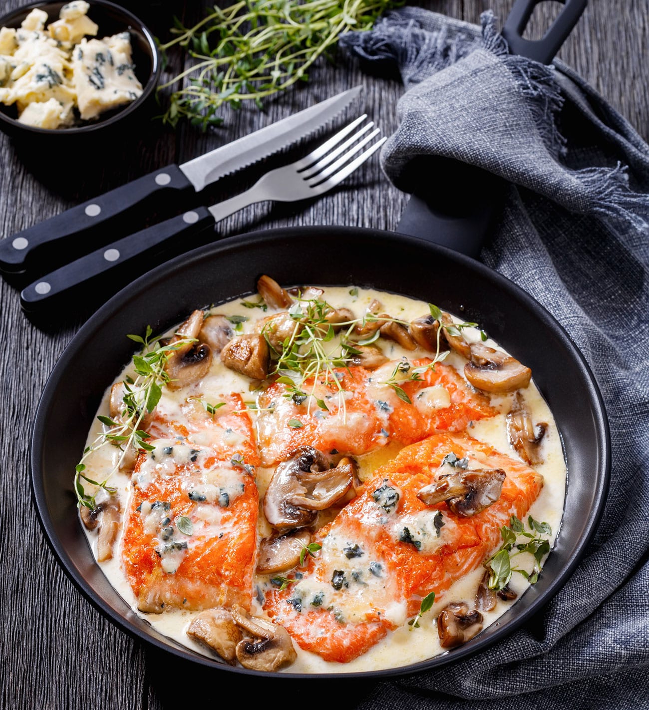 Dîner de Luxe à la Maison: Saumon, Champignons et Fromage Bleu